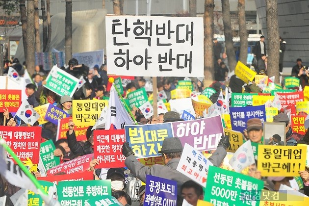 '6차 촛불집회'가 열리는 3일 오후 서울 동대문디자인플라자(DDP)에서 '박사모 맞불집회'가 열렸다. <사진=KOPA 사진공동취재단>