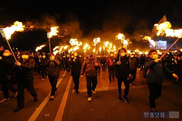 박근혜 정부 퇴진을 요구하는 '6차 촛불집회'가 3일 오후 서울 광화문 광장에서 열렸다. 횃불을 든 시민들이 청와대를 향해 행진하고 있다.사진=KOPA 사진공동취재단