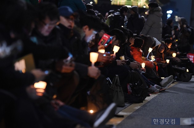 [포토] 추운 날씨에도 촛불 밝히는 시민들