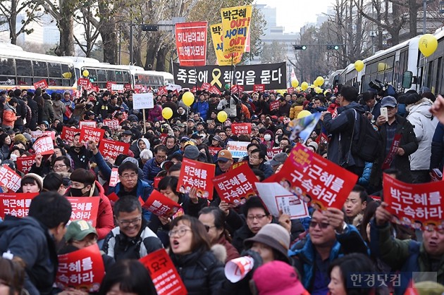 [포토] 朴 대통령 퇴진 촉구하는 시민들