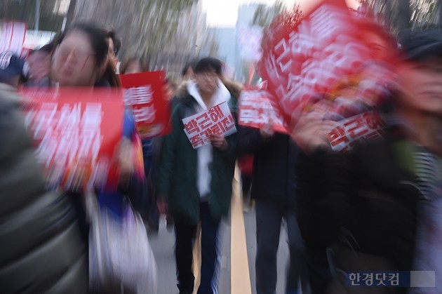 [포토] 속속 청와대 향하는 시민들