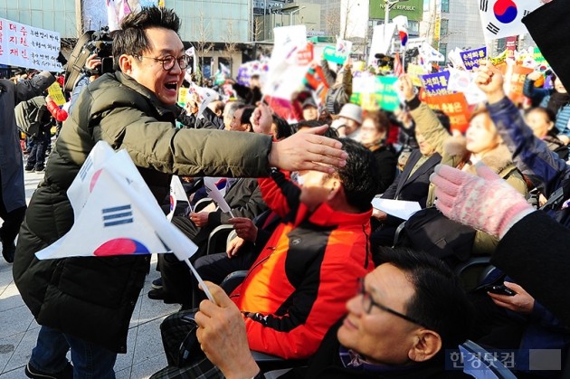 [포토] '박사모 맞불집회'에서 환영받는 윤창중