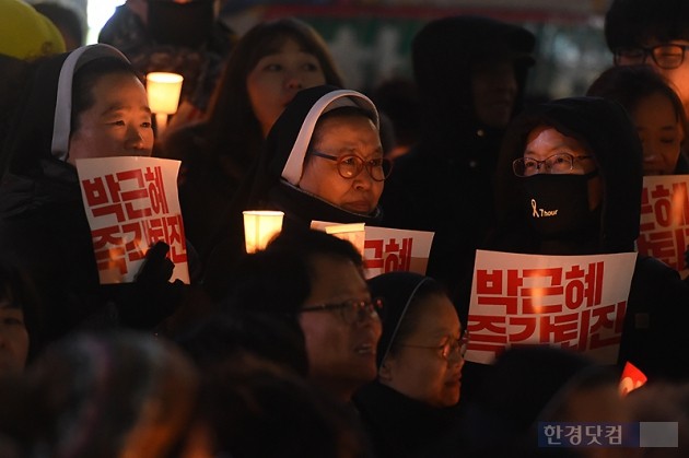 [포토] 朴 대통령 즉각 퇴진 요구하는 시민들