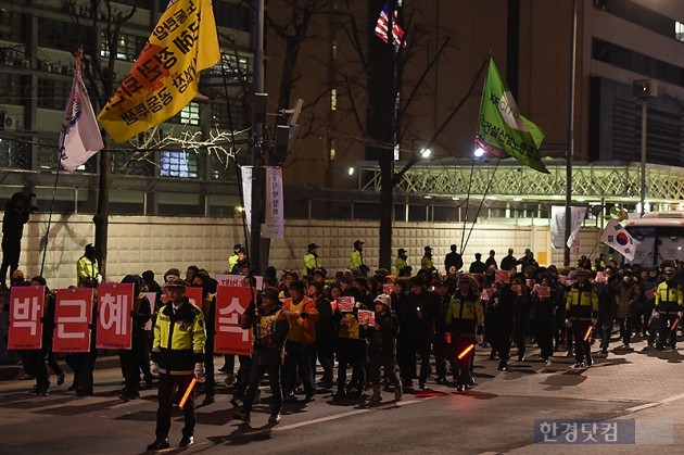 [포토] 경찰 협조하에 거리 행진하는 촛불 민심