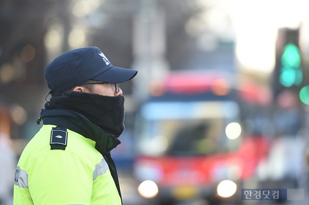 [포토] 추운 날씨에도 꼿꼿이 서 있는 경찰