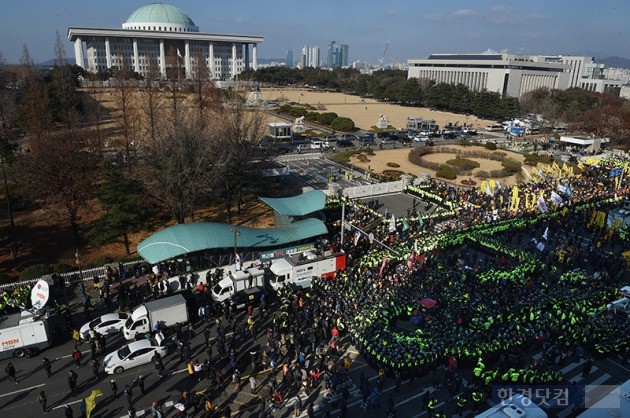 박근혜 대통령 탄핵소추안 표결일인 9일 오전 서울 여의도 국회의사당 앞에서 전국농민회총연맹 회원이 몰고온 트렉터가 경찰이 포위하고 있다. / 최혁 한경닷컴 기자 chokob@hankyung.com