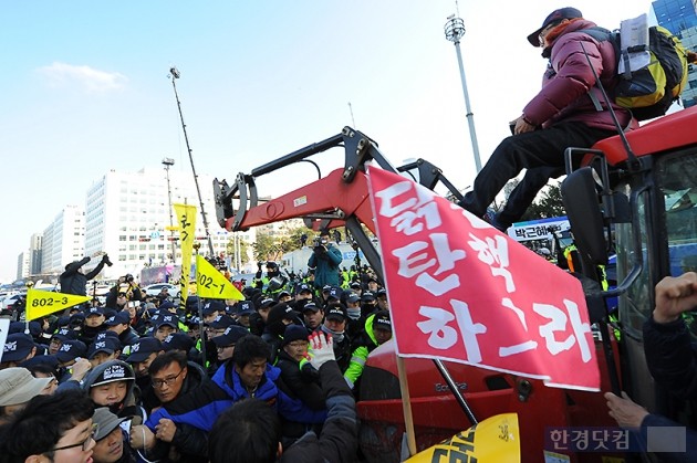 [포토] 경찰과 대치하는 정봉준투쟁단