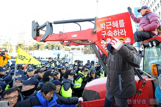 [포토] 트랙터 위에서 구회 외치는 전봉준 투쟁단