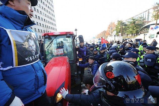 [포토] '전봉준투쟁단' 트랙터 위에서 경찰과 대치