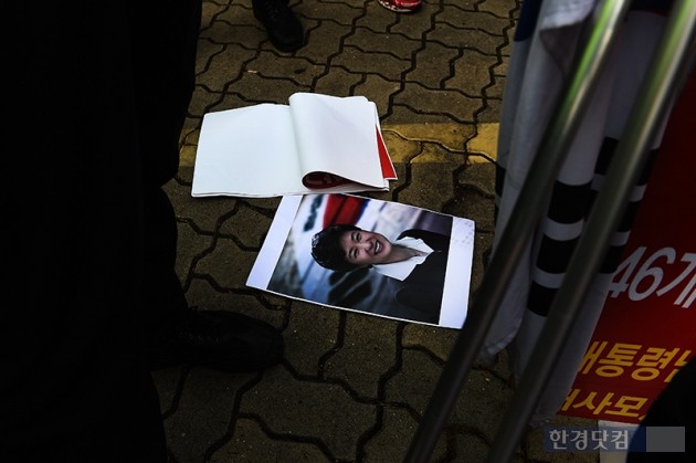 [포토] 땅에 떨어진 박근혜 대통령 사진