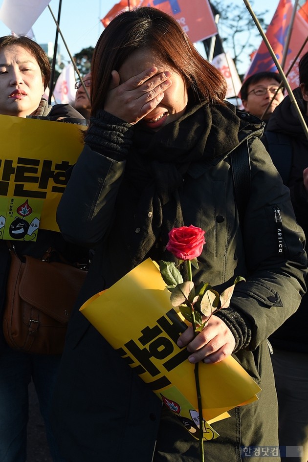 [포토] 박근혜 대통령 탄핵에 기쁨의 눈물 흘리는 시민