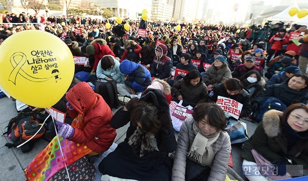 [포토] 탄핵 이후에도 광화문 가득 메운 시민들