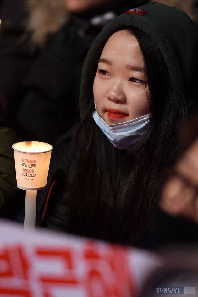 [포토] 추운 날씨에도 촛불 든 어린 소녀