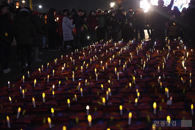 [포토] 304명의 세월호 희생자 둘러 감싸는 시민들