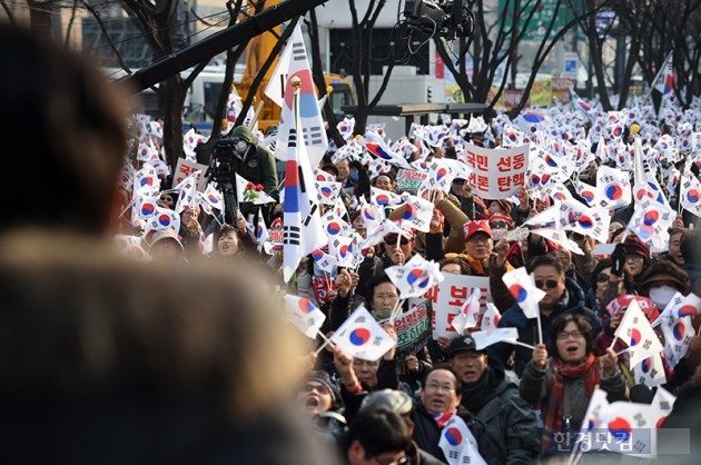 포근한 날씨 속 평화 촛불집회…헌재에 탄핵 인용 '촉구'