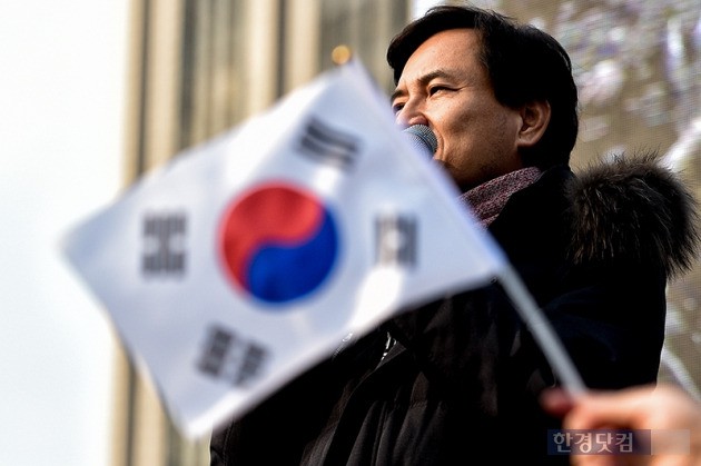 김진태 새누리당의원이 17일 서울 광화문 세종문화회관 옆 공터에서 박사모(박근혜를 사랑하는 모임) 등 보수단체 회원들이 참석한 대통령 탄핵 반대 집회에 참석해 자유발언을 하고 있다. / 최혁 한경닷컴 기자 chokob@hankyung.com