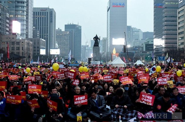 포근한 날씨 속 평화 촛불집회…헌재에 탄핵 인용 '촉구'