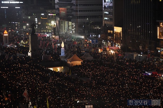 포근한 날씨 속 평화 촛불집회…헌재에 탄핵 인용 '촉구'