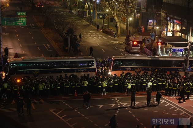 [포토] 헌재 앞 차벽 설치하는 경찰
