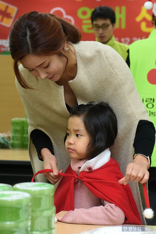 [HEI포토] 현영, '딸 다은이 아기 산타로 변신'