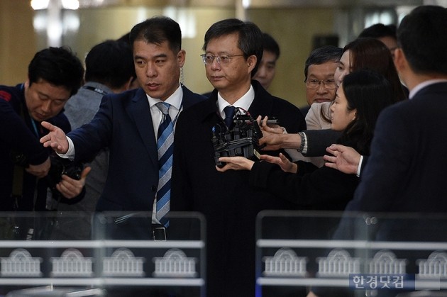 우병우 전 청와대 민정수석이 22일 오전 국회에서 열린 '박근혜 정부의 최순실 등 민간인에 의한 국정농단 의혹 사건 진상 규명을 위한 국정조사 특별위원회'에 출석하고 있다. / 최혁 한경닷컴 기자 chokob@hankyung.com