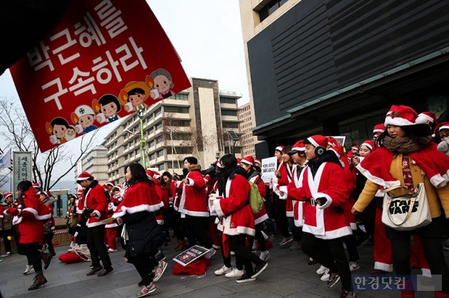 [포토] 박근혜 구속 촉구하는 산타들(제9차촛불집회)