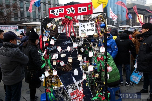 [포토] 광화문 광장에 놓인 박근혜 구속 트리(제9차촛불집회)