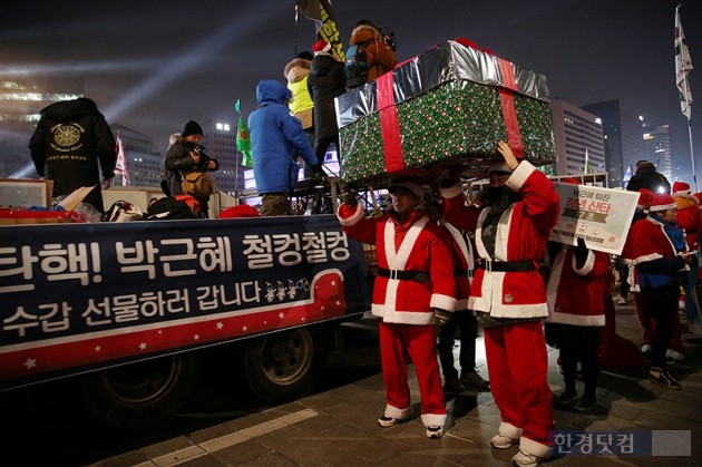 [포토] 산타가 수갑선물하러 갑니다~(제9차촛불집회)