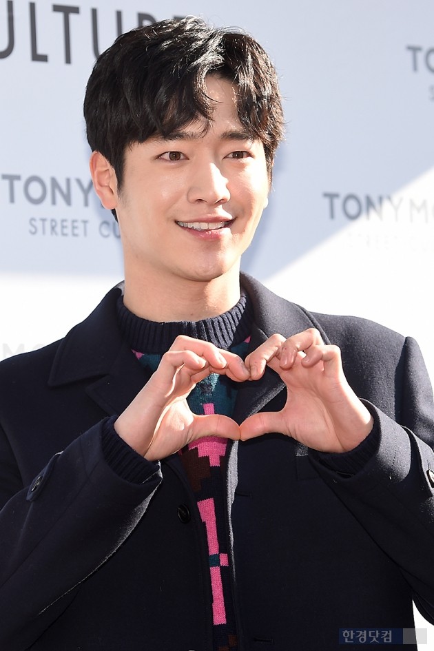 [HEI포토] 서강준, '女心 저격하는 하트~'