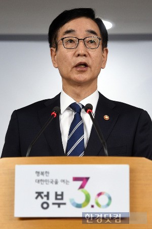 이준식 교육부 장관이 27일 정부세종청사에서 국정 역사교과서 적용방안을 발표했다. / 한경 DB