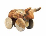 기원전 4000년 무렵 동유럽 카르파티아 산맥에 살았던 올메크인이 제작한 것으로 추정되는 ‘바퀴 달린 황소 장난감’. 
