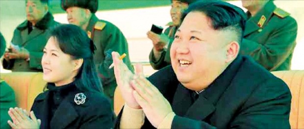 김정은 북한 노동당 위원장(오른쪽)이 부인 이설주와 함께 ‘공군 조종사들의 전투비행술 경기대회’에 참석했다. 연합뉴스