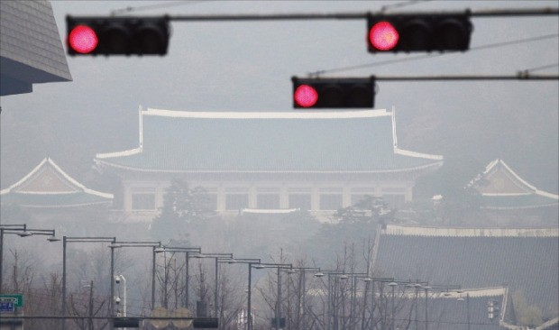 < 빨간불 켜진 청와대 > 4일 안개에 휩싸인 서울 광화문 거리에 켜진 빨간 신호등 뒤로 청와대 모습이 보인다. 허문찬 기자 sweat@hankyung.com