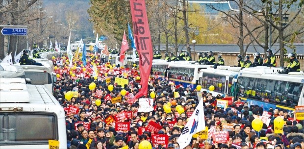 < 가까워진 청와대 > 6차 촛불집회가 열린 지난 3일 시민들이 박근혜 대통령의 ‘즉각 퇴진’을 외치며 서울 창성동 효자로에서 청와대 인근 100m 지점까지 행진하고 있다. 법원이 청와대 경계에서 100m 떨어진 지점까지 행진과 집회를 허용한 것은 이번이 처음이다. 연합뉴스