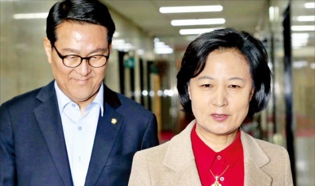 < “탄핵 가결에 혼신” > 추미애 더불어민주당 대표(오른쪽)가 4일 비공개로 열린 최고위원회의에 참석하기 위해 국회 당대표 회의실로 들어서고 있다. 신경훈 기자 khshin@hankyung.com