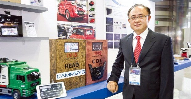 박영태 캠시스 대표가 지난 10월 서울 삼성동 코엑스에서 열린 한국전자전에서 카메라 기술을 응용해 개발한 ‘어라운드 뷰’ 기술의 특징을 설명하고 있다. 캠시스 제공
 