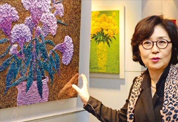 서양화가 김숙 씨가 서울 중림동 한경갤러리에 전시된 자신의 작품 ‘맨드라미’를 설명하고 있다. 허문찬 기자 sweat@hankyung.com