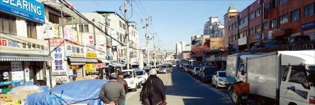 중동 자동차 부품 중개상들이 대거 몰려들어 이슬람 타운을 형성하고 있는 서울 답십리 황물로17길 자동차 부품 거리. 임락근 기자