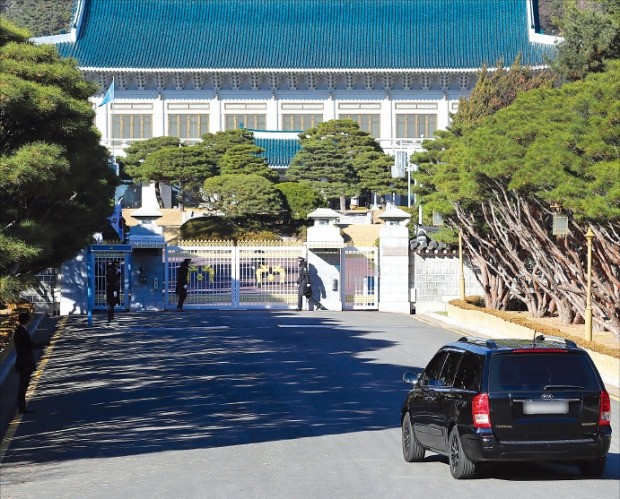 박근혜 대통령과 이정현 새누리당 대표, 정진석 원내대표 간 3자 회동이 6일 청와대에서 열렸다. 회동을 15분여 앞두고 이 대표가 탄 검은색 카니발 차량이 청와대 본관으로 들어가고 있다. 강은구 기자 egkang@hankyung.com