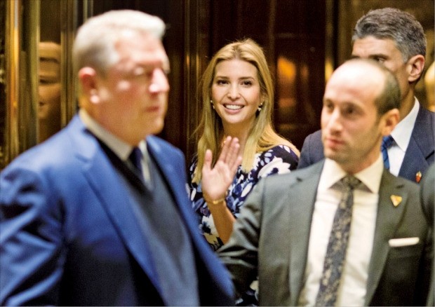 < 고어 배웅하는 이방카 > 도널드 트럼프 미국 대통령 당선자의 맏딸 이방카(뒷줄 왼쪽)가 5일(현지시간) 뉴욕 맨해튼 트럼프타워에서 앨 고어 전 부통령(앞줄 왼쪽)을 배웅하며 손을 흔들고 있다. 뉴욕AFP연합뉴스