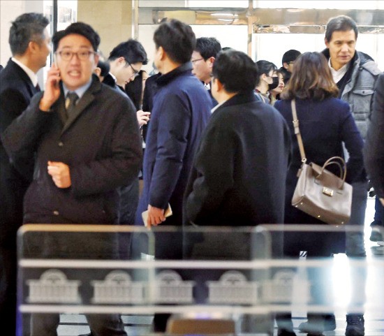 6일 국회 ‘최순실 청문회’에 증인으로 채택된 기업 총수들의 청문회장 입장을 앞두고 입구 통로가 각 기업 관계자로 붐비고 있다. 김범준 기자 bjk07@hankyung.com