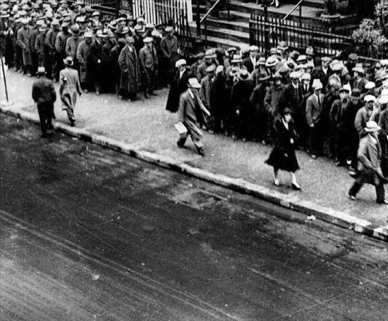 1934년 미국 대공황 당시 실직자들이 음식을 배급받기 위해 길게 줄 서 있다. 한경DB 