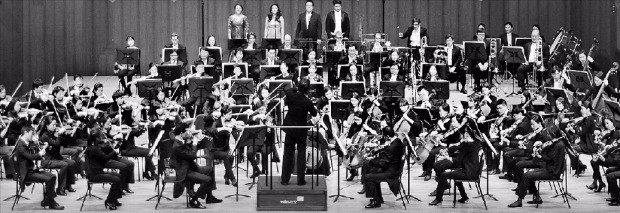 서울시립교향악단이 지난해 말 예술의전당 콘서트홀에서 베토벤 교향곡 9번 ‘합창’을 연주하고 있다. 서울시향 제공