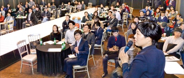 한국소상공인전략연구원과 한국경제신문사가 8일 서울 중림동 한경 다산홀에서 공동 주최한 ‘한경 성공창업 강연회’에서 예비 창업자들이 이경희 한국창업전략연구소장의 강연을 듣고 있다. 신경훈 기자 khshin@hankyung.com