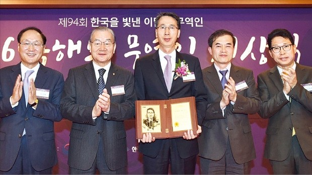 이갑수 이마트 사장이 ‘제94회 한국을 빛낸 이달의 무역인상’을 8일 받았다. 왼쪽부터 최명배 한빛회(한국을 빛낸 이달의 무역인회) 회장, 김인호 한국무역협회 회장, 이 사장, 현승윤 한국경제신문 부국장, 김정관 한국무역협회 부회장. 한국무역협회 제공