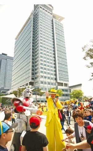 삼성전자 및 협력사 임직원 가족, 지역 주민들이 지난 5월5일 어린이날 경기 수원 삼성 디지털시티에서 캐릭터인형 공연을 관람하고 있다. 