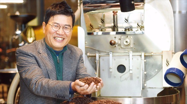 문창기 이디야커피 회장은 직원들과 함께 세계 커피 농장을 방문한다. 문 회장은 “직원에게 더 넓은 세상을 보여줘야 스스로 성장할 수 있다”며 “회장이라기보다는 잔소리하며 걱정해주는 어른으로 기억되고 싶다”고 말했다. 강은구 기자 egkang@hankyung.com