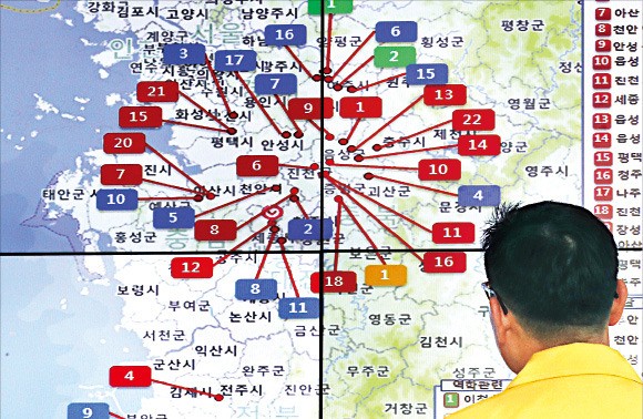 고병원성 조류인플루엔자(AI)가 역대 가장 빠른 속도로 확산되는 가운데 12일 정부세종청사 농림축산식품부 가축방역대책본부에서 한 관계자가 AI 지역별 발생 현황을 살펴보고 있다. 연합뉴스