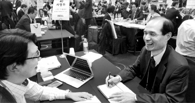 대전에서 열린 월드옥타 차세대 바이어 발굴사업 매칭 상담회에서 서영두 인도지회 마케터(오른쪽)가 중소기업 관계자와 상담하고 있다. 월드옥타 제공