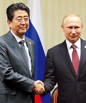 지난달 APEC 개최지인 페루 리마에서 만난 아베 신조 일본 총리(왼쪽)와 블라디미르 푸틴 러시아 대통령. 한경DB